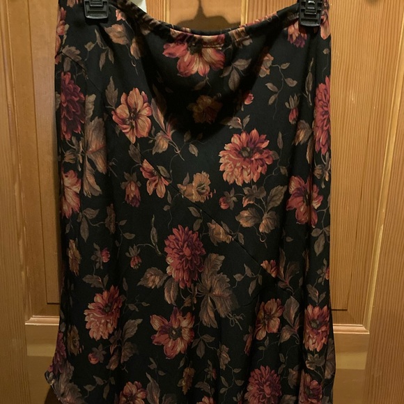 Lg floral skirt with asymmetric ruffle - Picture 2 of 6